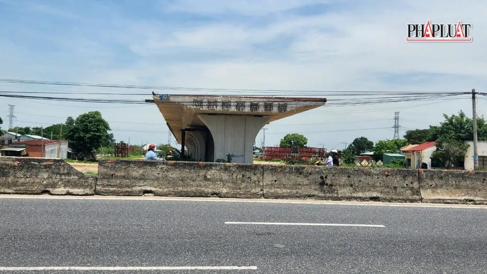 Cầu vượt Quốc lộ 51 đang thi công. Ảnh: TK