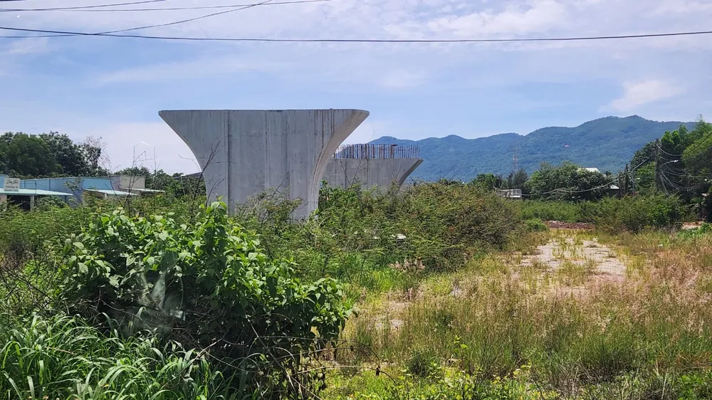 Các trụ mố cầu vượt Quốc lộ 51 phía gần giao đường Hội Bài-Tóc Tiên. Ảnh: TK