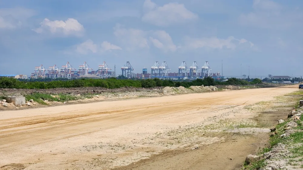 Đường 991B đoạn gần ra đường liên cảng Cái Mép-Thị Vải đã được san ủi, đầm nền. Ảnh: TK