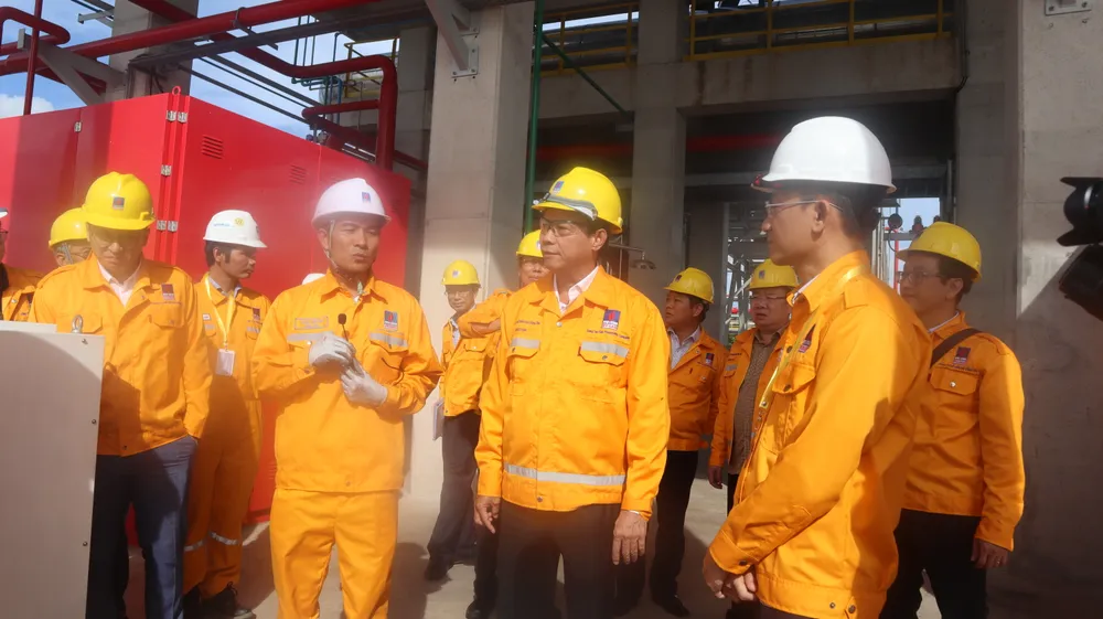 Đoàn thăm cầu cảng tiếp nhận tàu LNG. Ảnh: TK Đoàn thăm cầu cảng tiếp nhận tàu LNG. Ảnh: TK