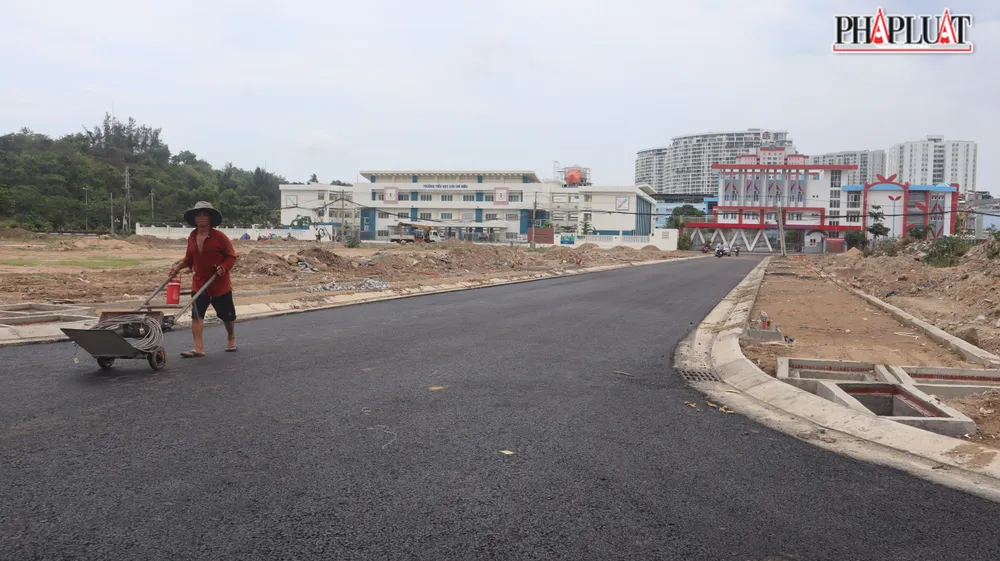 Việc tái định cư, nhà ở xã hội triển khai chưa tốt là một trong các nguyên nhân khiến bồi thường, GPMB kéo dài. (Ảnh thi công hạ tầng khu tái định cư phường 10, Vũng Tàu): TK