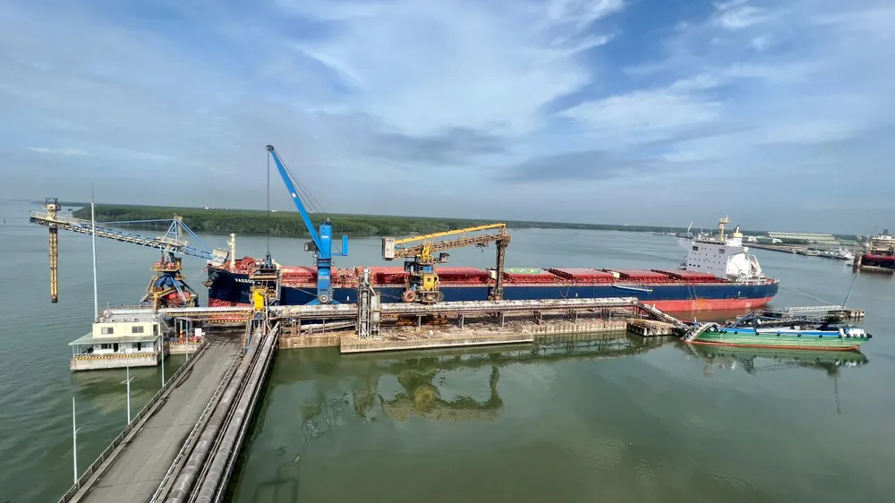 Khu vực phía phải cầu cảng bị hỏng sau sự cố va chạm giữa hai tàu chiều 13-7. Ảnh: VC Khu vực phía phải cầu cảng bị hỏng sau sự cố va chạm giữa hai tàu chiều 13-7. Ảnh: VC