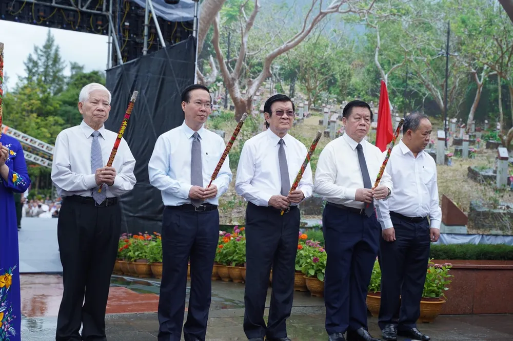 Chủ tịch nước Võ Văn Thưởng cùng nguyên hai chủ tịch nước cùng các đại biểu dâng hương viếng. Ảnh: MC