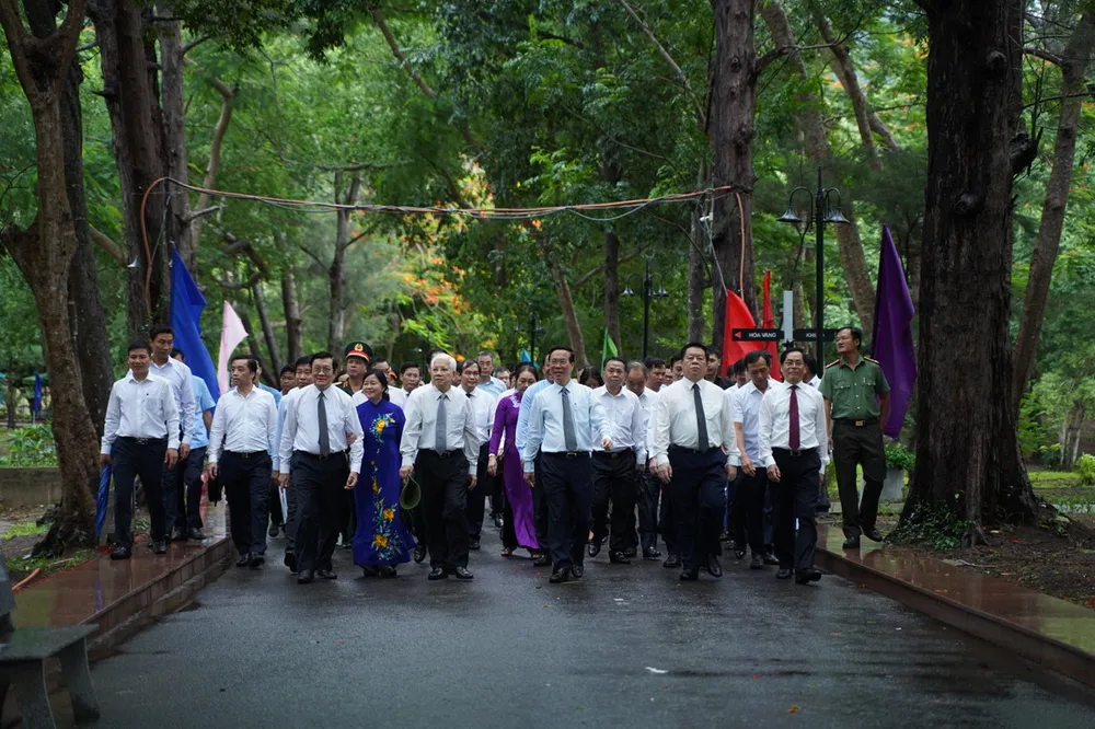 Lãnh đạo Đảng, Nhà nước trong Nghĩa trang Hàng Dương. Ảnh: MC