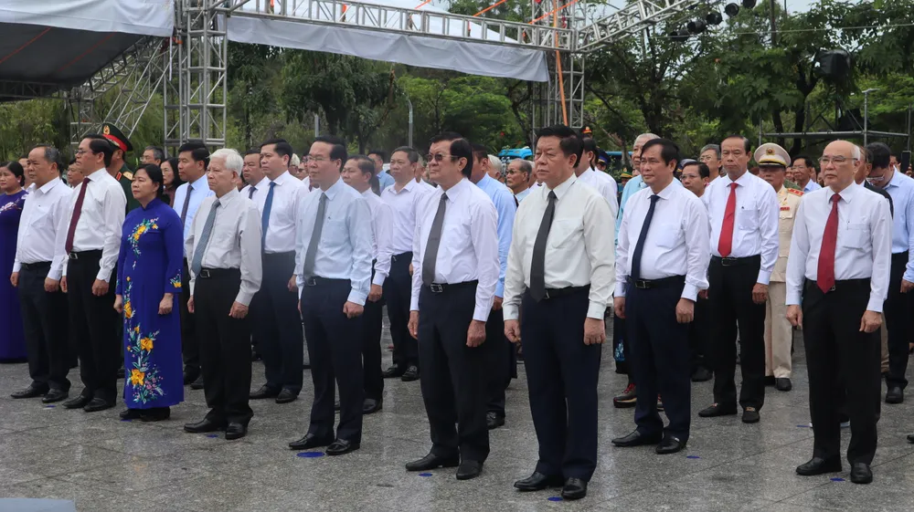 Đoàn lãnh đạo Đảng, Nhà nước, các Bộ, ban ngành và tỉnh, thành phố tiến hành lễ viếng tại Nghĩa trang Hàng Dương. Ảnh: TK