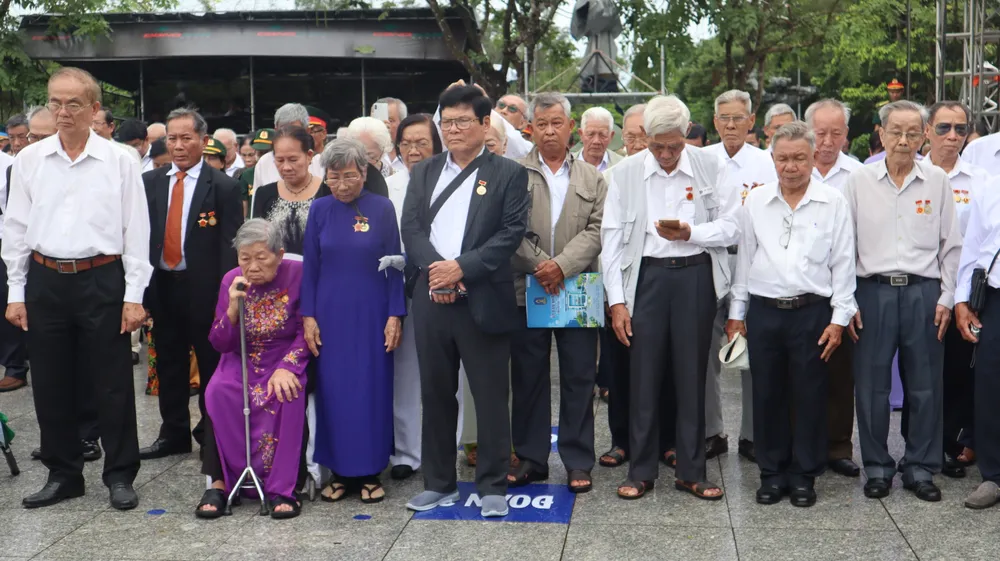 Các đơn vị LLVT, các cựu tù chính trị Côn Đảo cùng tham gia lễ viếng tại Nghĩa trang Hàng Dương. Ảnh: TK