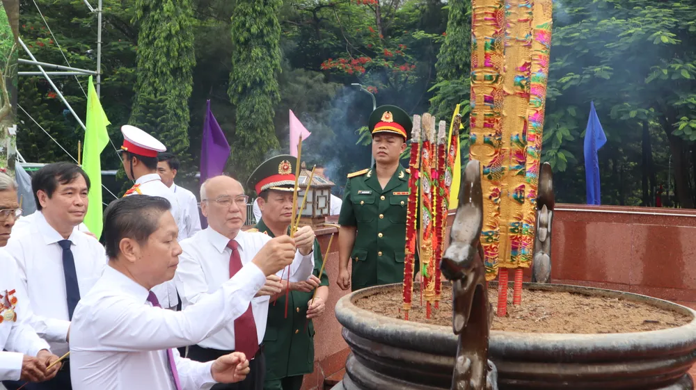 Các đại biểu tỉnh, thành phố dâng hương tại Nghĩa trang Hàng Dương. Ảnh: TK