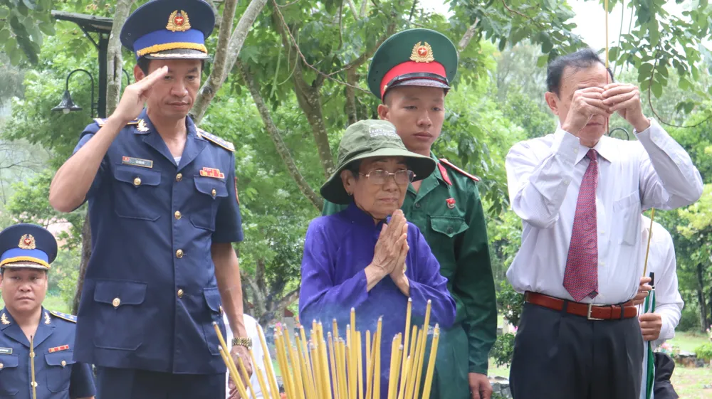 Cụ Phan Thị Lý (80 tuổi, ngụ Trà Vinh) bị địch bắt giam tại nhà tù Côn Đảo từ năm 1968-1974 xúc động khi được trở về thăm, thắp nén hương cho những người đồng chí an nghỉ tại Nghĩa trang Hàng Dương.