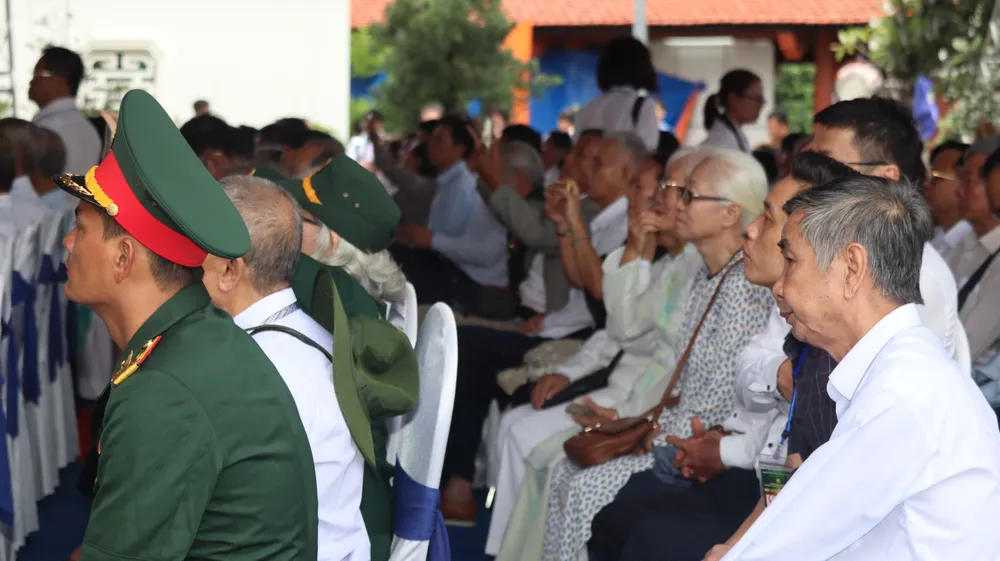 Các cựu tù chính trị, LLVT và người dân theo dõi các nghi thức tại lễ giỗ. Ảnh: TK