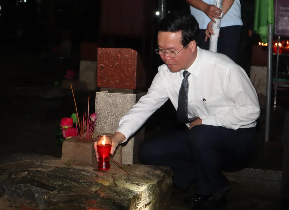 Chủ tịch nước Võ Văn Thưởng thắp nến tại các khu mộ liệt sĩ trong nghĩa trang Hàng Dương, Ảnh: TK Chủ tịch nước Võ Văn Thưởng thắp nến tại các khu mộ liệt sĩ trong nghĩa trang Hàng Dương, Ảnh: TK