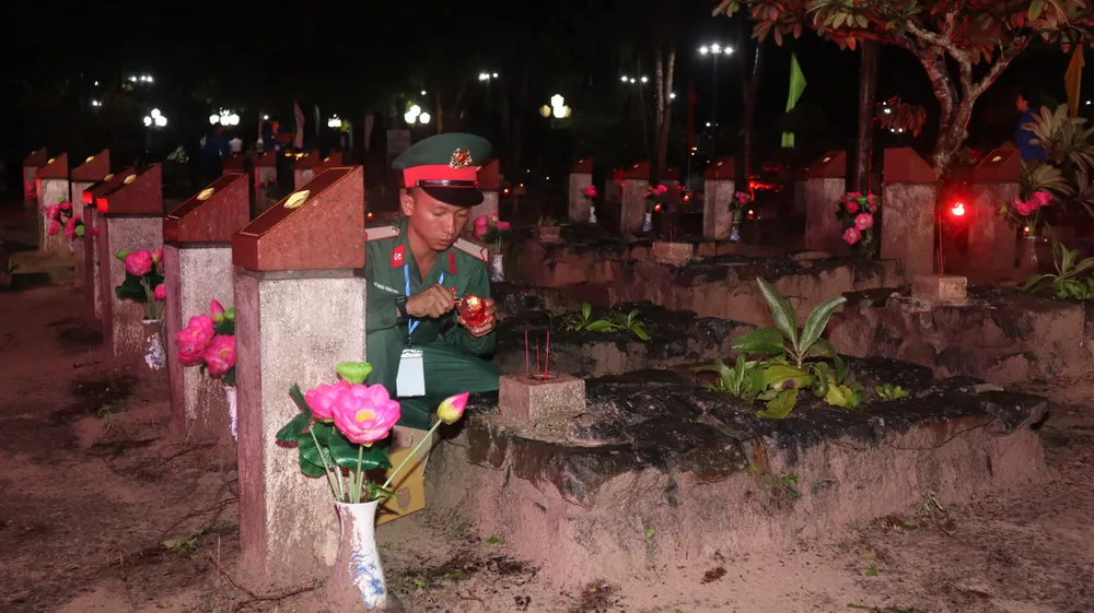 Các chiến sĩ trẻ thắp nến, thắp sáng các khu mộ trong nghĩa trang. Ảnh: TK Các chiến sĩ trẻ thắp nến, thắp sáng các khu mộ trong nghĩa trang. Ảnh: TK