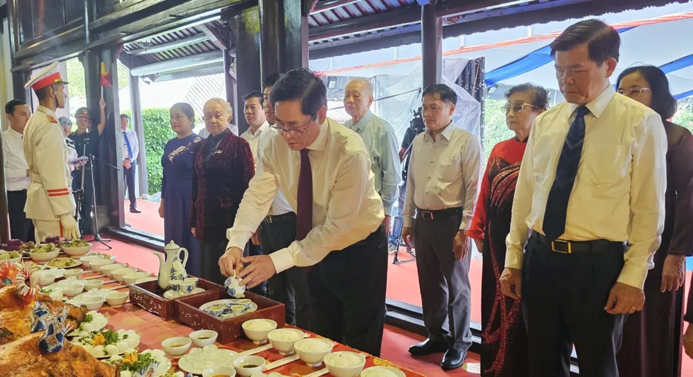Lãnh đạo tỉnh Bà Rịa-Vũng Tàu, Đồng Nai cùng thực hiện nghi thức tại lễ giỗ. Ảnh: MT