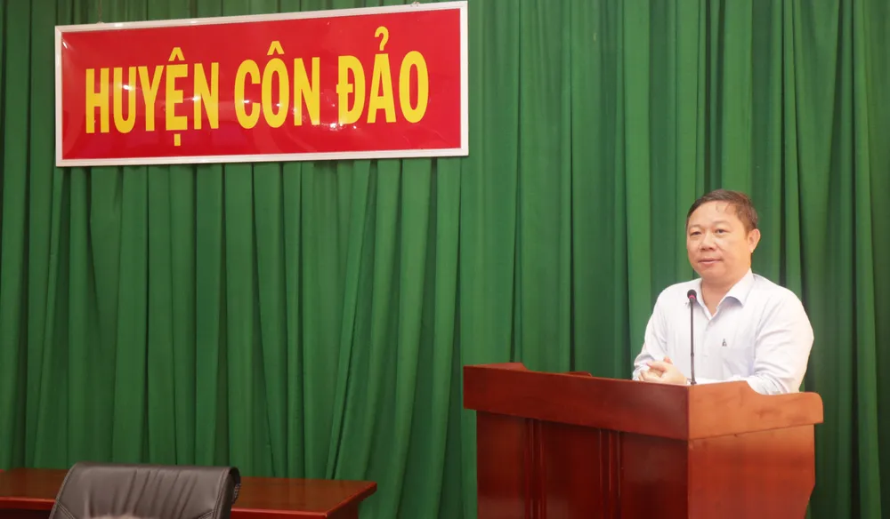 Ông Dương Anh Đức, Phó chủ tịch UBND TP.HCM chia sẻ tại buổi trao tặng quà cho các gia đình chính sách, thương binh, liệt sĩ huyện Côn Đảo. Ảnh: TK