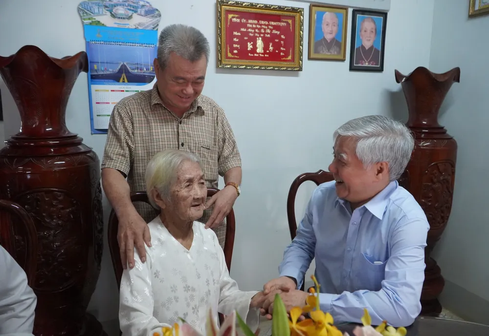 Ông Đỗ Văn Chiến thăm gia đình Mẹ Việt Nam Anh Hùng tại Bà Rịa - Vũng Tàu. Ảnh: VQ