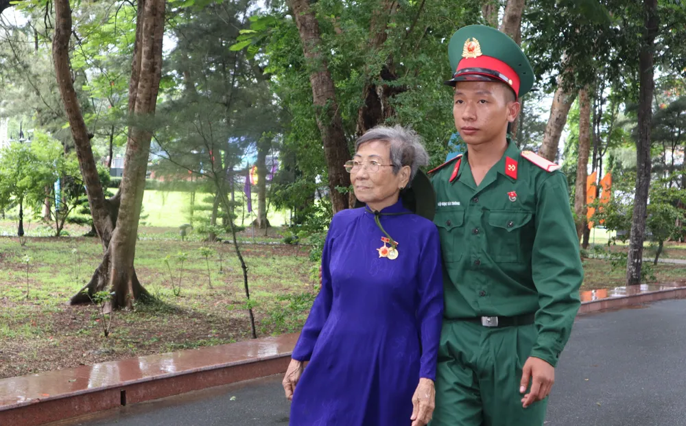 Cụ Phan Thị Lý-một trong các cựu tù chính trị Côn Đảo đi viếng Nghĩa trang Hàng Dương. Ảnh: TK Cụ Phan Thị Lý-một trong các cựu tù chính trị Côn Đảo đi viếng Nghĩa trang Hàng Dương. Ảnh: TK