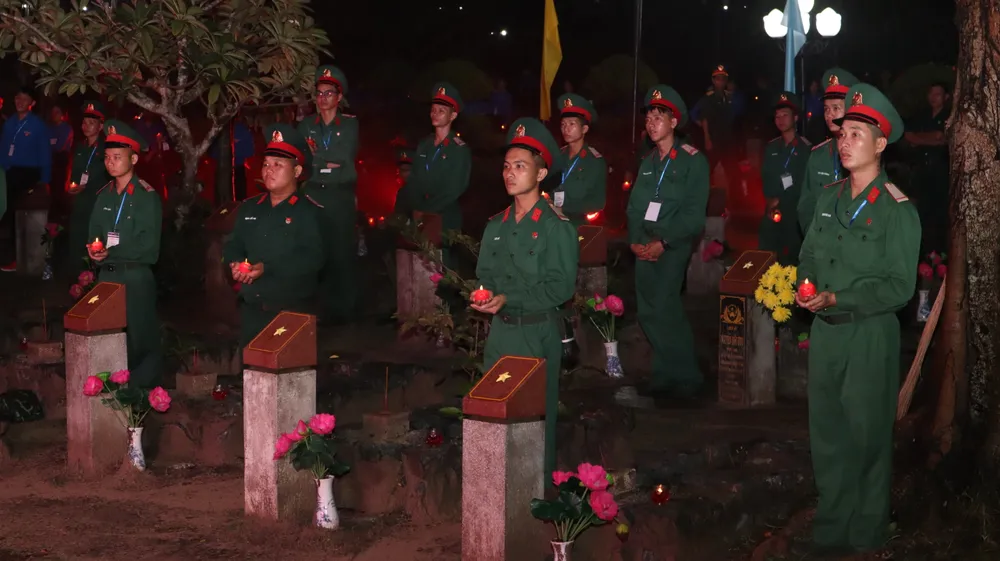 Các chiến sĩ trẻ thắp nến tưởng niệm tại Nghĩa trang Hàng Dương. Ảnh: TK Các chiến sĩ trẻ thắp nến tưởng niệm tại Nghĩa trang Hàng Dương. Ảnh: TK