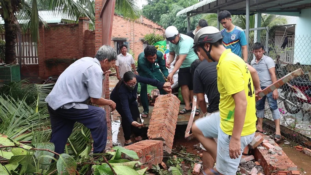 Một căn nhà bị hư hỏng tường gạch. Ảnh: TĐ Một căn nhà bị hư hỏng tường gạch. Ảnh: TĐ