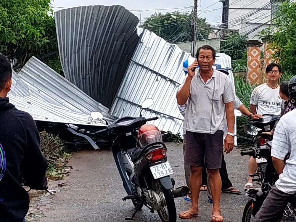 Nhà tốc mái, tôn bay do giông lốc xoáy sáng 30-7 tại thị trấn Đất Đỏ. Ảnh: Đất Đỏ Ngày Mới Nhà tốc mái, tôn bay do giông lốc xoáy sáng 30-7 tại thị trấn Đất Đỏ. Ảnh: Đất Đỏ Ngày Mới