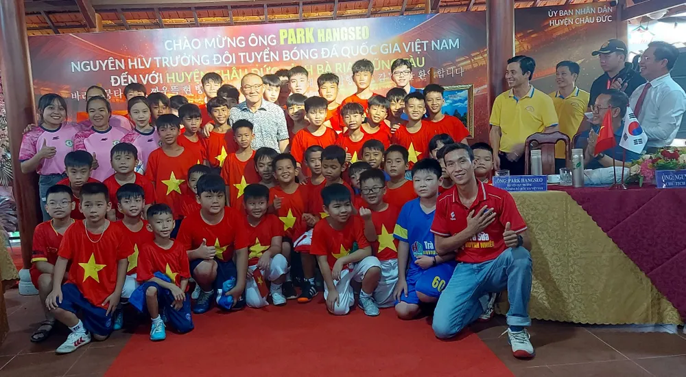 Trước đó trong sáng 30-7, ông Park Hang-seo cũng đã có buổi giao lưu với người hâm mộ, đặc biệt các cầu thủ nhí tại huyện Châu Đức. Ảnh: HS Trước đó trong sáng 30-7, ông Park Hang-seo cũng đã có buổi giao lưu với người hâm mộ, đặc biệt các cầu thủ nhí tại huyện Châu Đức. Ảnh: HS