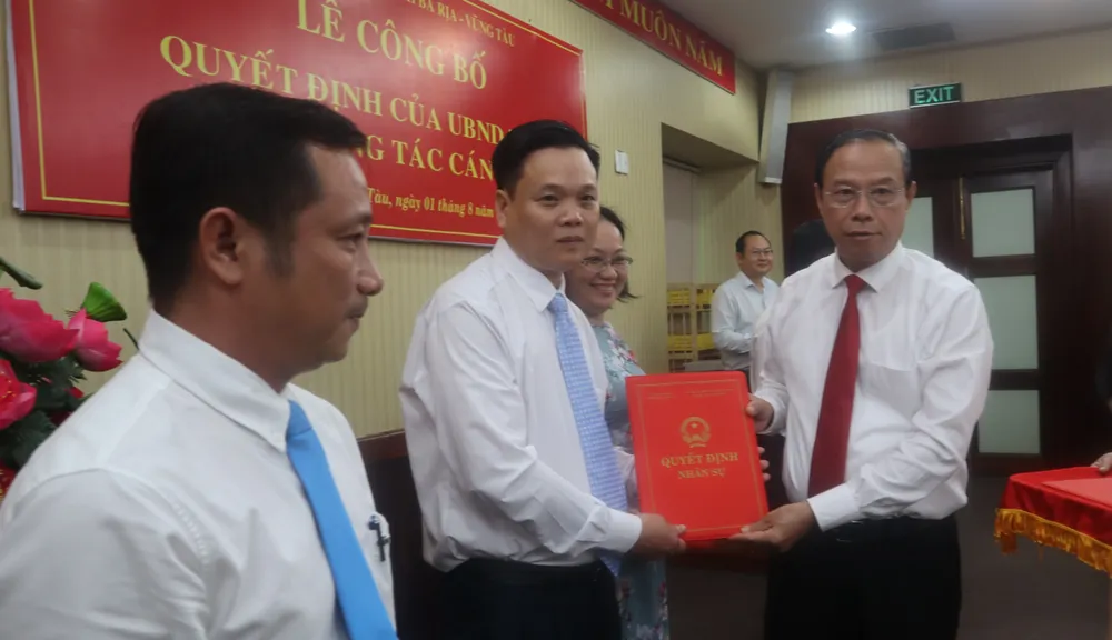 Ông Nguyễn Văn Thọ, chủ tịch UBND tỉnh trao quyết định bổ nhiệm cho các phó giám đốc sở. Ảnh: TK