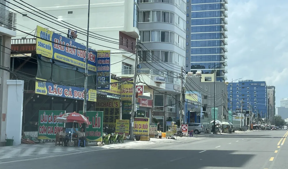 Tình trạng buôn bán lấn chiếm vỉa hè tại Bãi Sau. Ảnh: VT