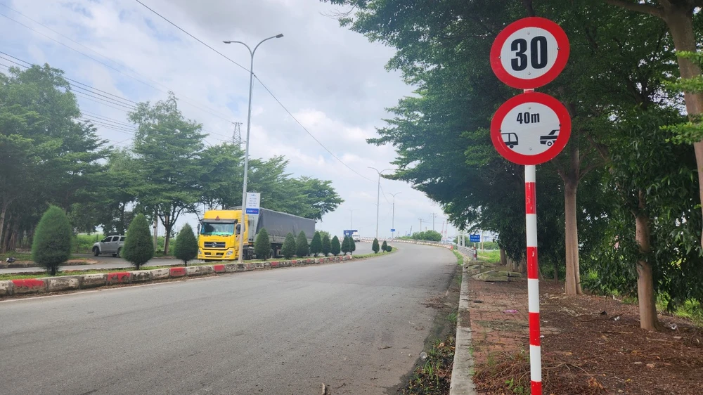 Hai bên đầu cầu được Sở GTVT gắn bảng hạn chế tốc độ, giữ khoảng cách giữa các xe. Ảnh: TK Hai bên đầu cầu được Sở GTVT gắn bảng hạn chế tốc độ, giữ khoảng cách giữa các xe. Ảnh: TK