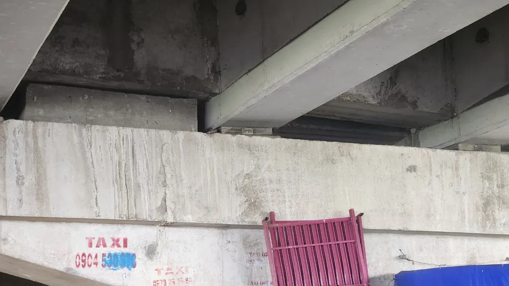 Nhiều gối đệm cầu Rạch Ngã Tư bị xô lệch và có hai gối bị rơi ra khỏi vị trí ban đầu. Ảnh:TK Nhiều gối đệm cầu Rạch Ngã Tư bị xô lệch và có hai gối bị rơi ra khỏi vị trí ban đầu. Ảnh:TK