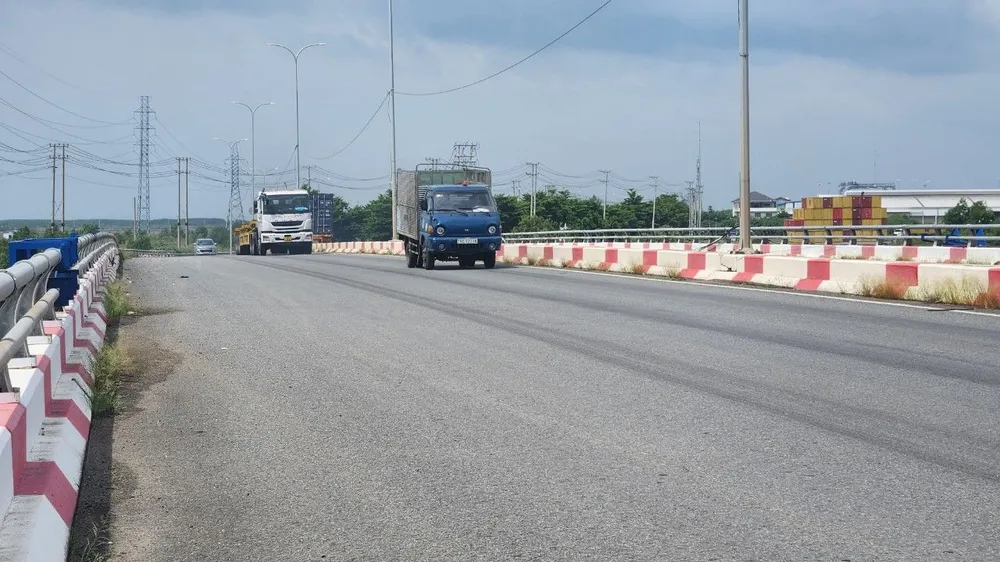 Các xe lưu thông trên cầu Rạch Ngã Tư sáng 3-8. Ảnh: TK Các xe lưu thông trên cầu Rạch Ngã Tư sáng 3-8. Ảnh: TK