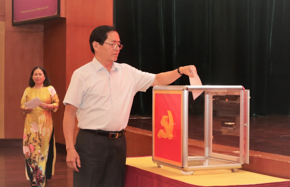 Ông Phạm Viết Thanh bỏ phiếu nhân sự quy hoạch tại hội nghị. Ảnh: TK