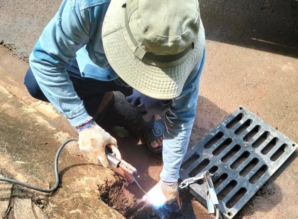 Đơn vị quản lý phải hàn lại tấm đan thoát nước mới thay thế tấm cũ bị trộm. Ảnh: ĐT