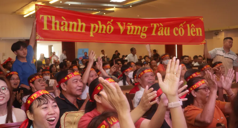 Các cổ động viên đến cổ động các đội tham gia hội thi. Ảnh: TK