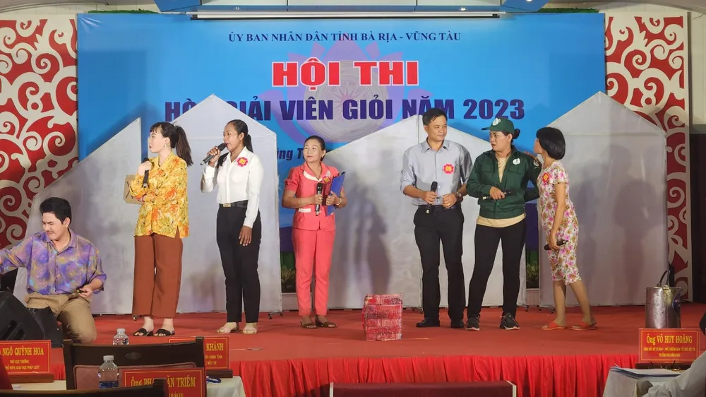 Phần thi mang nhiều tiếng cười nhưng cũng sâu sắc về tình làng, nghĩa xóm của đội huyện Châu Đức. Ảnh: TK Phần thi mang nhiều tiếng cười nhưng cũng sâu sắc về tình làng, nghĩa xóm của đội huyện Châu Đức. Ảnh: TK