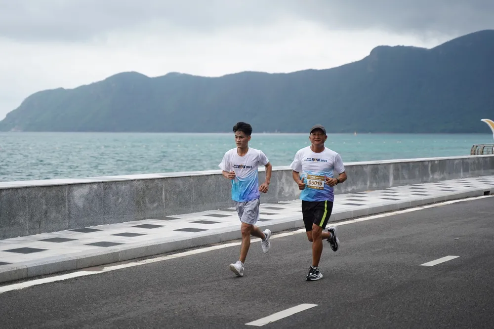 Các VĐV chạy qua những cung đường đẹp của Côn Đảo. Ảnh: MC