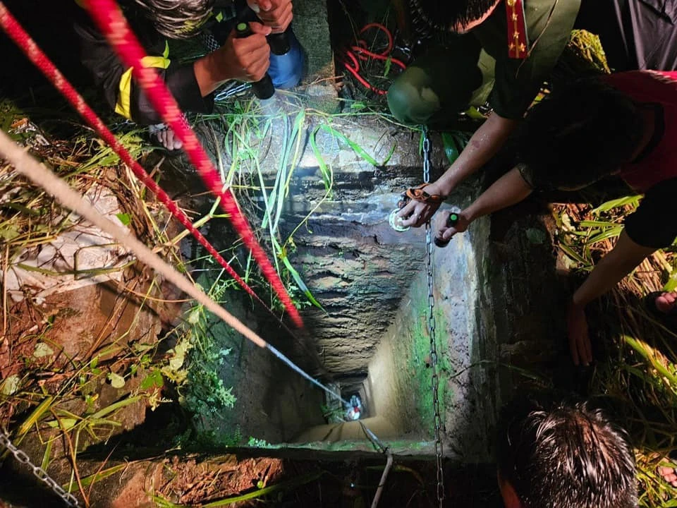 Các lực lượng cứu hộ tại hiện trường đã hết sức nỗ lực đưa người đàn ông lên bờ nhưng người này đã tử vong trước đó. Ảnh: Công an tỉnh