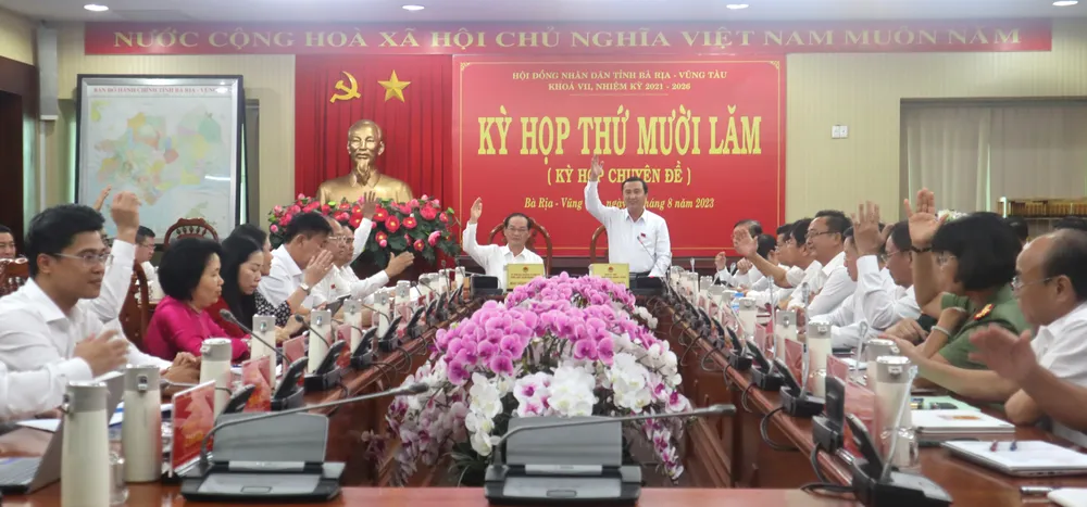 Các đại biểu biểu quyết thông qua các nghị quyết kỳ họp. Ảnh: TK