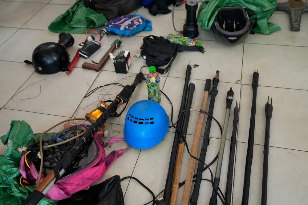 Các dụng cụ trộm chó được công an thu giữ. Ảnh: MK