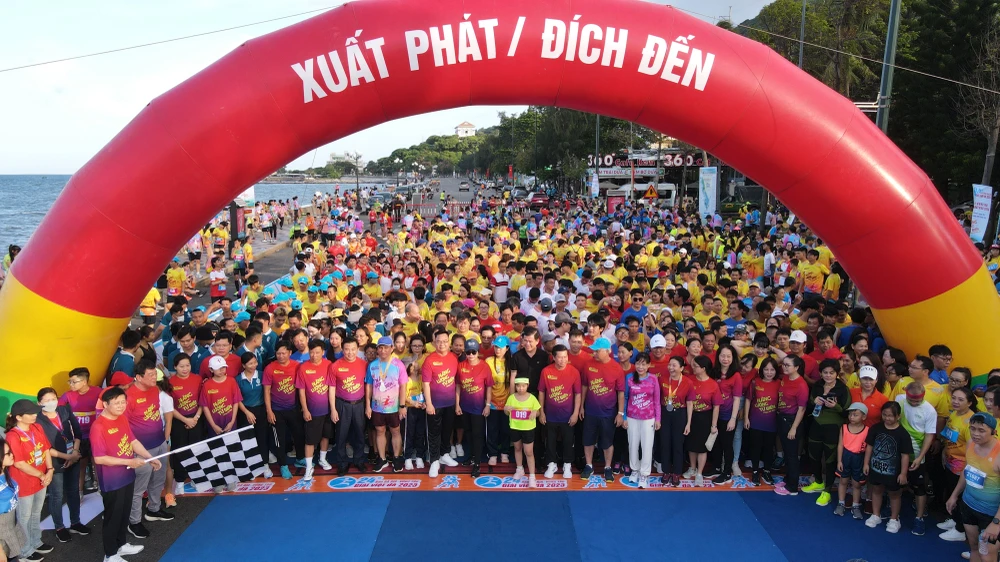 Chuẩn bị chạy đồng hành của cán bộ, công chức tỉnh Bà Rịa-Vũng Tàu. Ảnh: KN