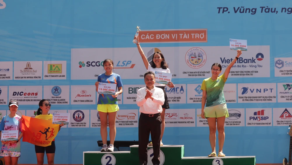 Trao giải cho các VĐV nữ tại cự ly 21km. Ảnh: TK