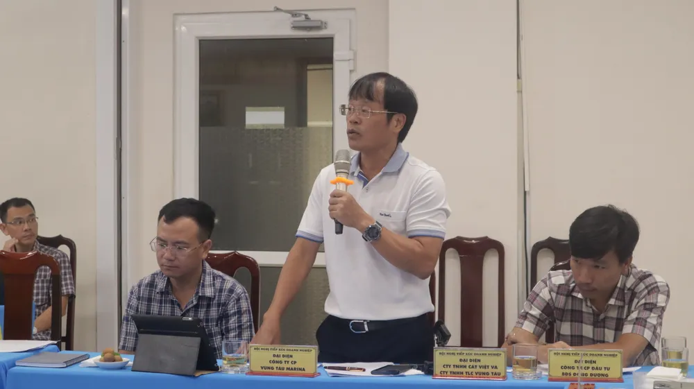 Ông Vũ Văn Đảo-Công ty Cổ phần Vũng Tàu Marina phát biểu ý kiến thẳng thắn trên tinh thần xây dựng đối với ngành TN&amp;MT. Ảnh: TK