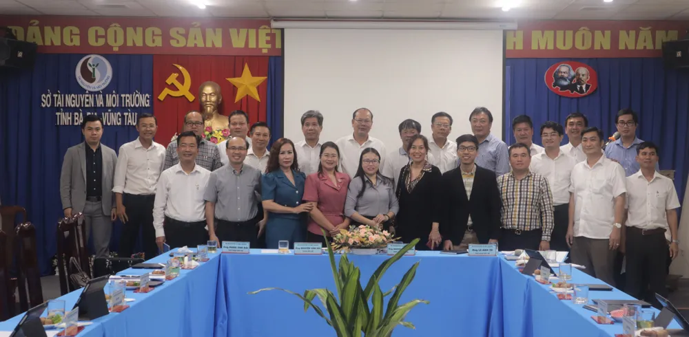 Các đại biểu dự hội nghị chụp hình lưu niệm sau hội nghị. Ảnh: TK