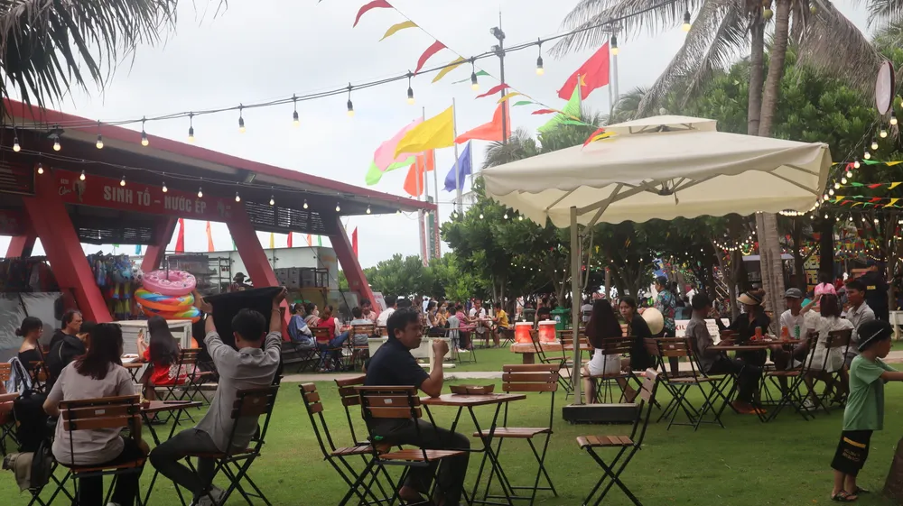 Các bàn ăn được bố trí trong công viên phục vụ du khách. Ảnh: TK