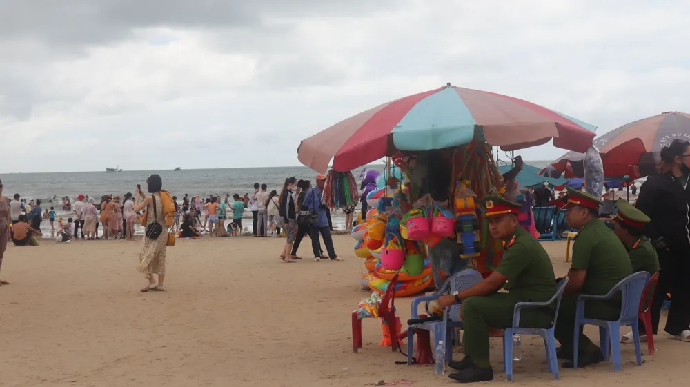 Lực lượng công an trực phía dưới bãi biển để đảm bảo ANTT. Ảnh: TK