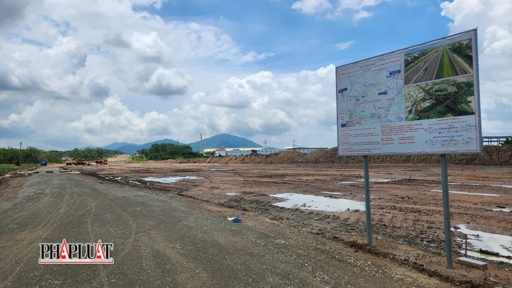 Chủ đầu tư đề nghị các địa phương cùng phối hợp để đẩy nhanh tiến độ bồi thường, GPMB một số đoạn còn lại cho đơn vị thi công. Ảnh: TK