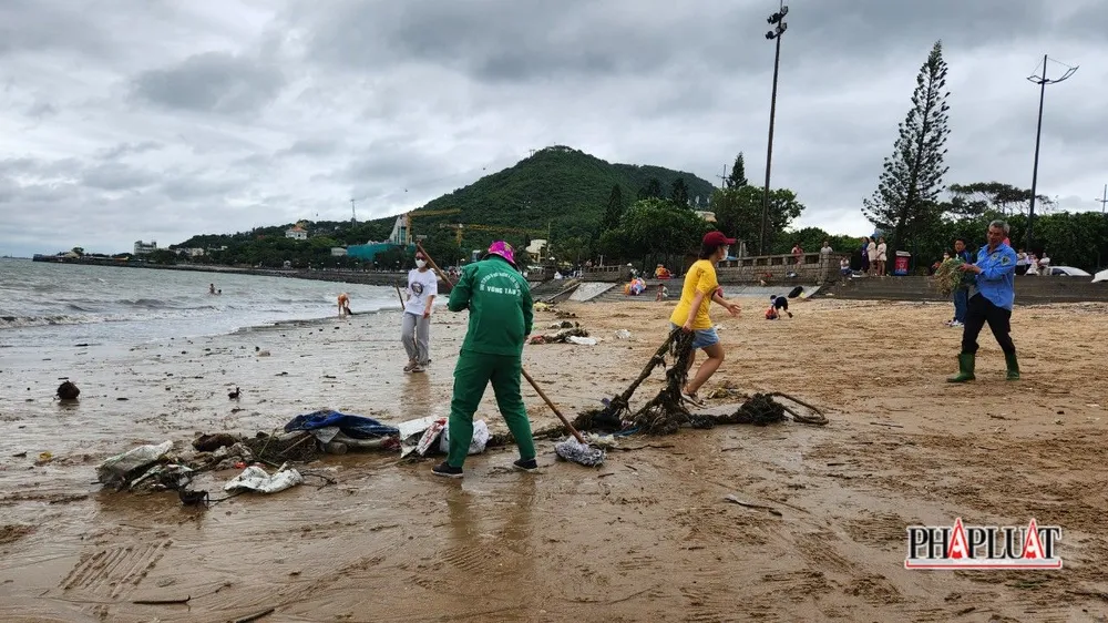 Những ngày qua thời tiết xấu khiến rác đại dương trôi dạt vào biển Vũng Tàu khối lượng lớn. Nhiều người dân chung tay cùng công nhân môi trường dọn rác. Ảnh chụp sáng 4-9: TK