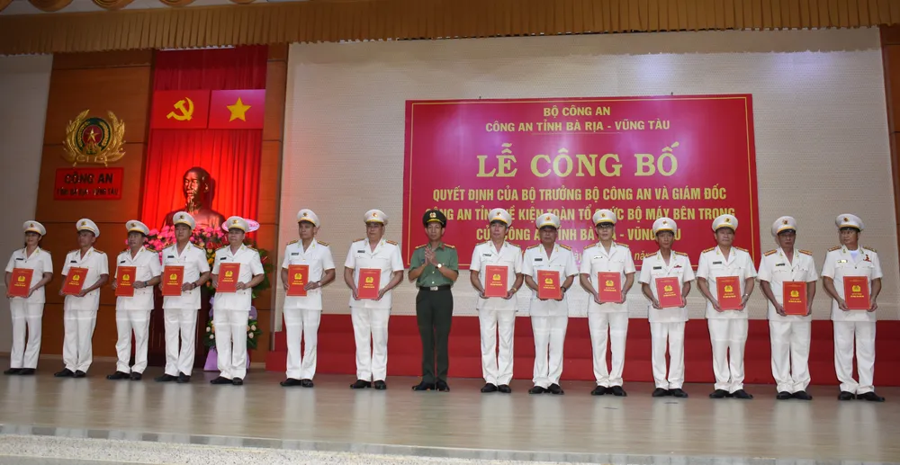 Đại tá Bùi Văn Thảo, Giám đốc Công an tỉnh trao quyết định cho các cán bộ cấp phòng, cấp huyện. Ảnh: NGÔ HUY