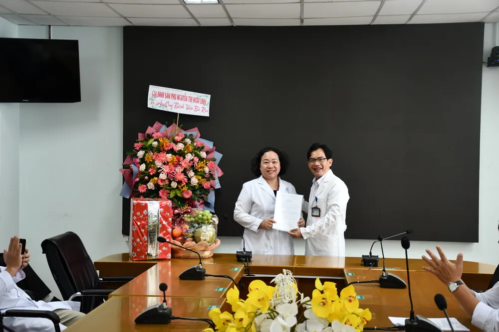 Giám đốc BV Bà Rịa tặng giấy khen cho bác sĩ Nguyễn Thị Lâm Hà. Ảnh: HH Giám đốc BV Bà Rịa tặng giấy khen cho bác sĩ Nguyễn Thị Lâm Hà. Ảnh: HH