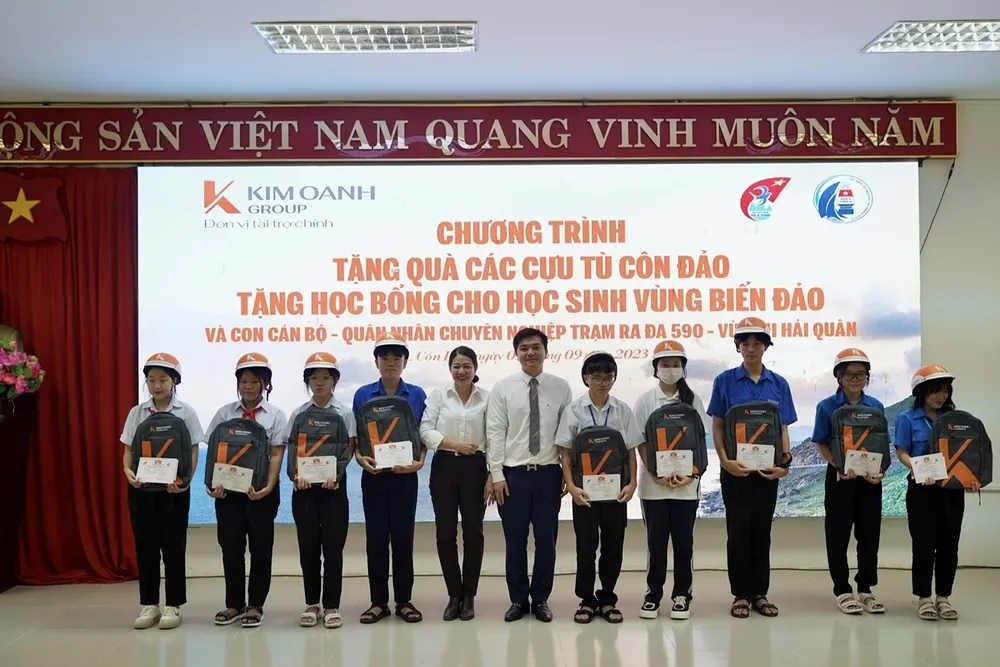Trao tặng quà cho học sinh huyện Côn Đảo. Ảnh: MC