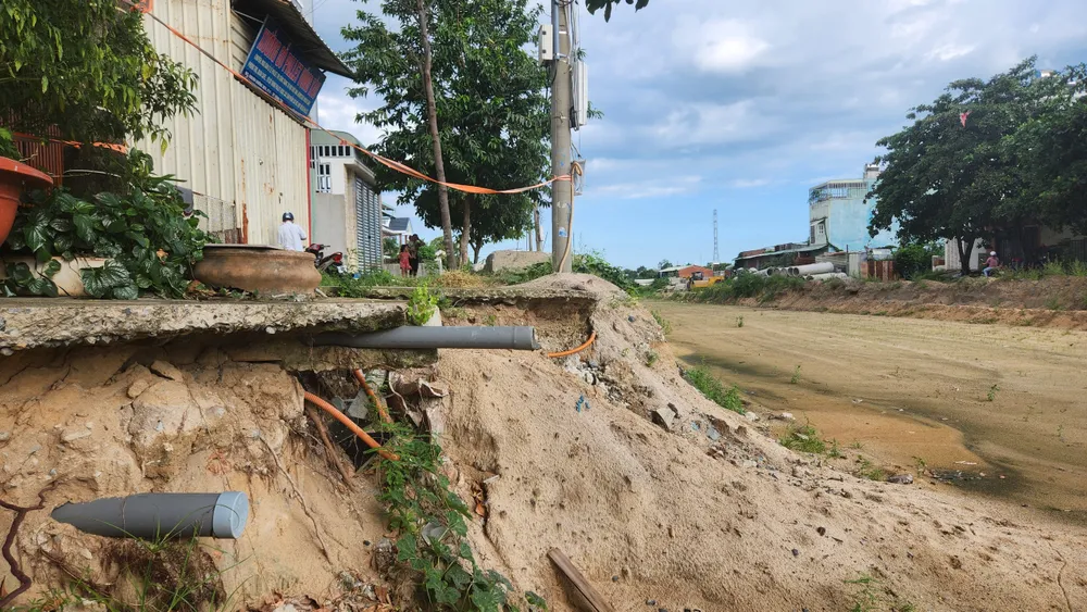 Nhà một số hộ dân ở Lô B, dự án khu nhà ở 52G cao hơn mặt đường Hàng Điều gây khó khăn trong di chuyển. Ảnh: TK