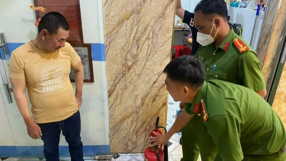 Công an kiểm tra việc PCCC tại một cơ sở kinh doanh ở huyện Xuyên Mộc. Ảnh: XM cong-an-xuyen-moc-kiem-tra-quan-karaoke-7536-7460.jpg