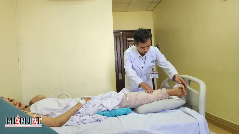 Bác sĩ CK 1 Phan Văn Tú thăm hỏi, kiểm tra chân cho bệnh nhân thời điểm 1 tuần sau ca mổ thành công. Ảnh: TK Benh_vien_Ba_Ria_cuu_song-chan_benh_nhan.jpg